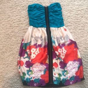 Strapless, front zip patterned dress with pockets